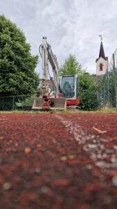 Bagger auf Sportplatz