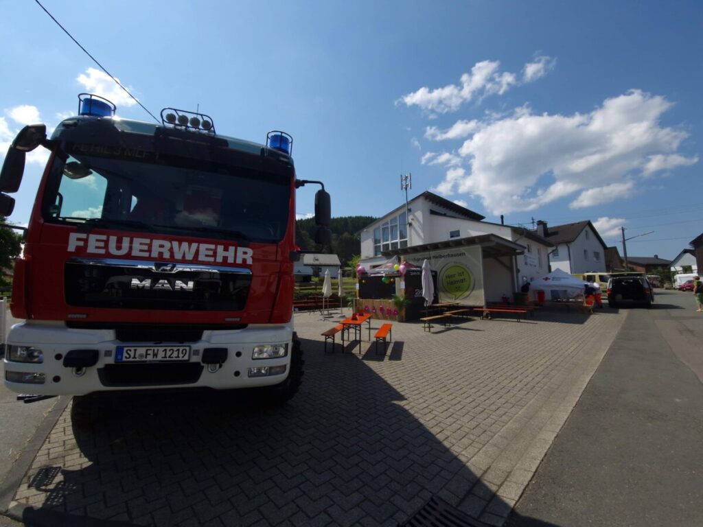 Feuerwehrauto vor dem feuerwehrgerätehaus in Helberhausen