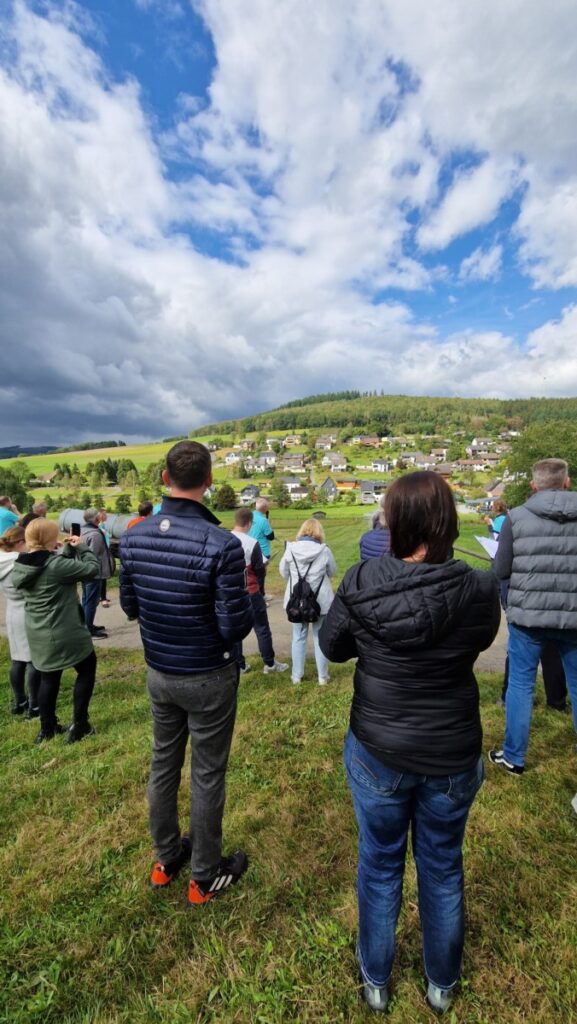 Menschen schauen auf das Panorama von Helberhausen